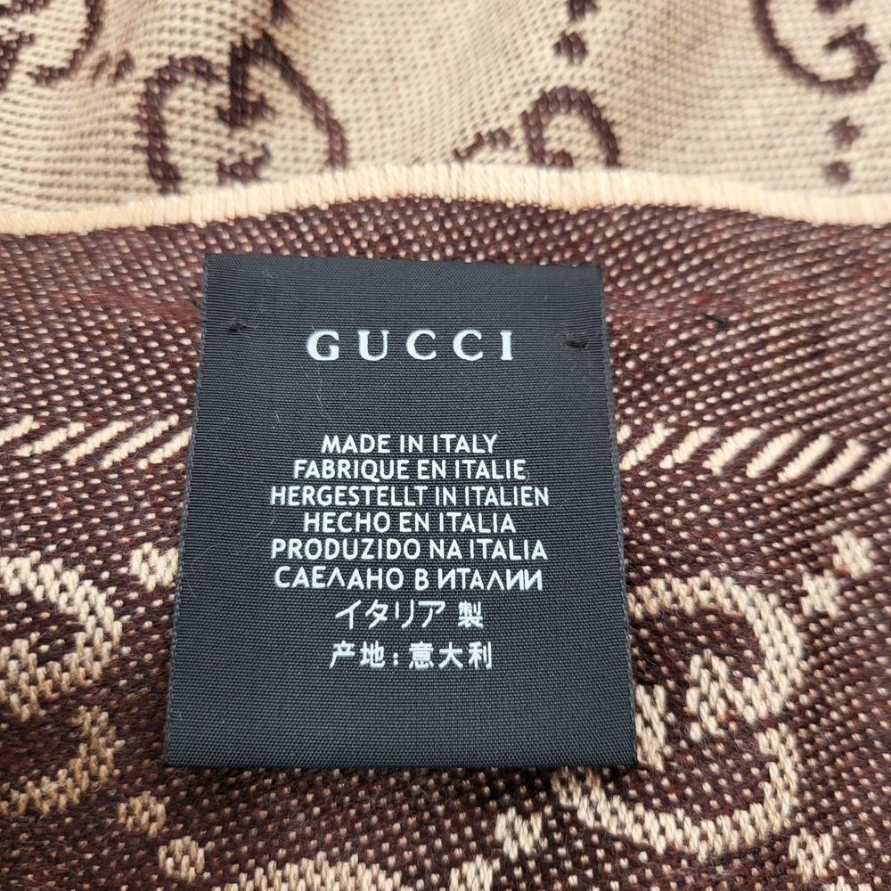 Gucci GG Wool Jacquard Large Scarf Reversible in Chocolate and Beige..